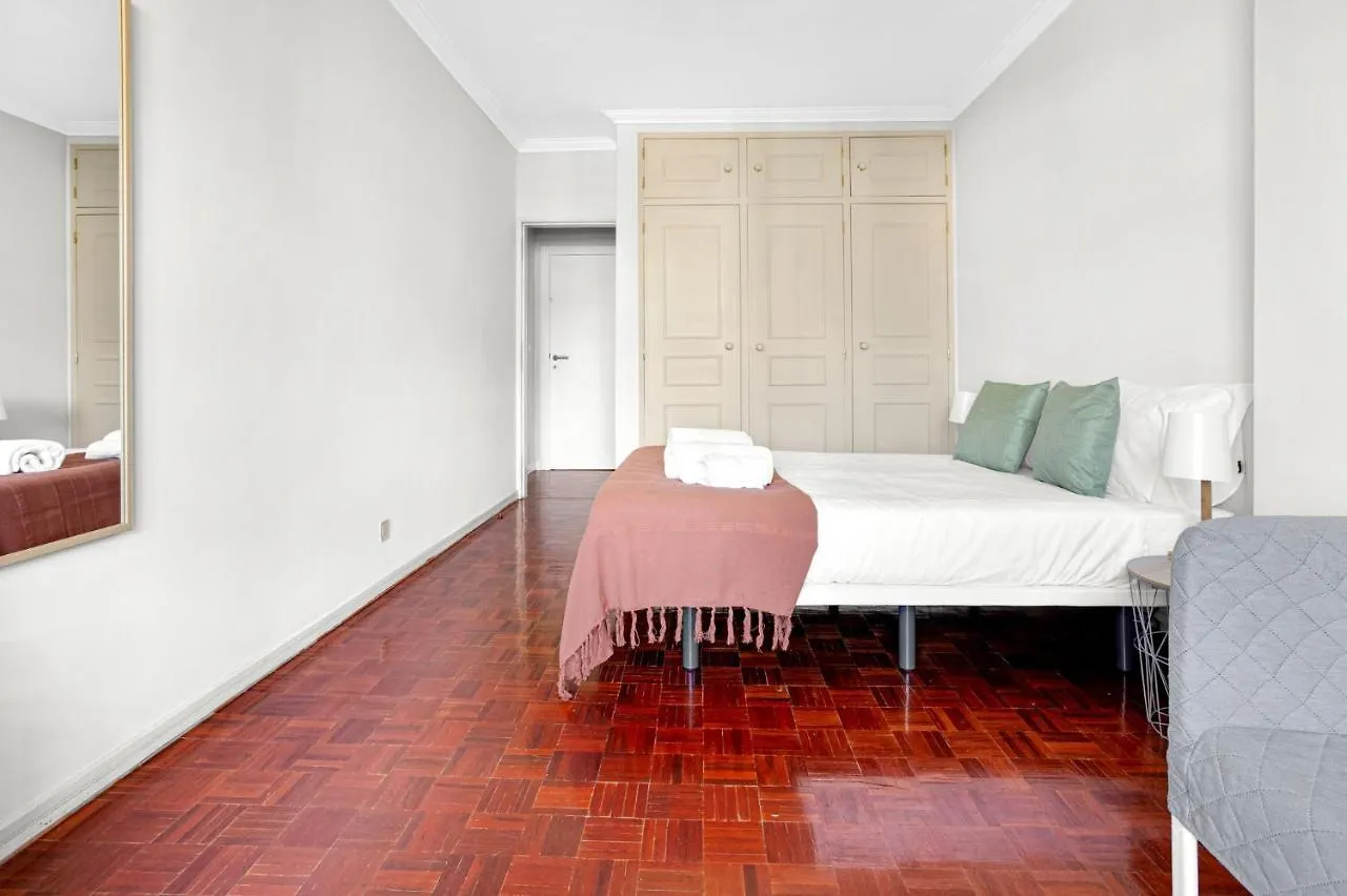 Wonderful Shared Apartment In Alfornelos - Near Metro! Lisboa