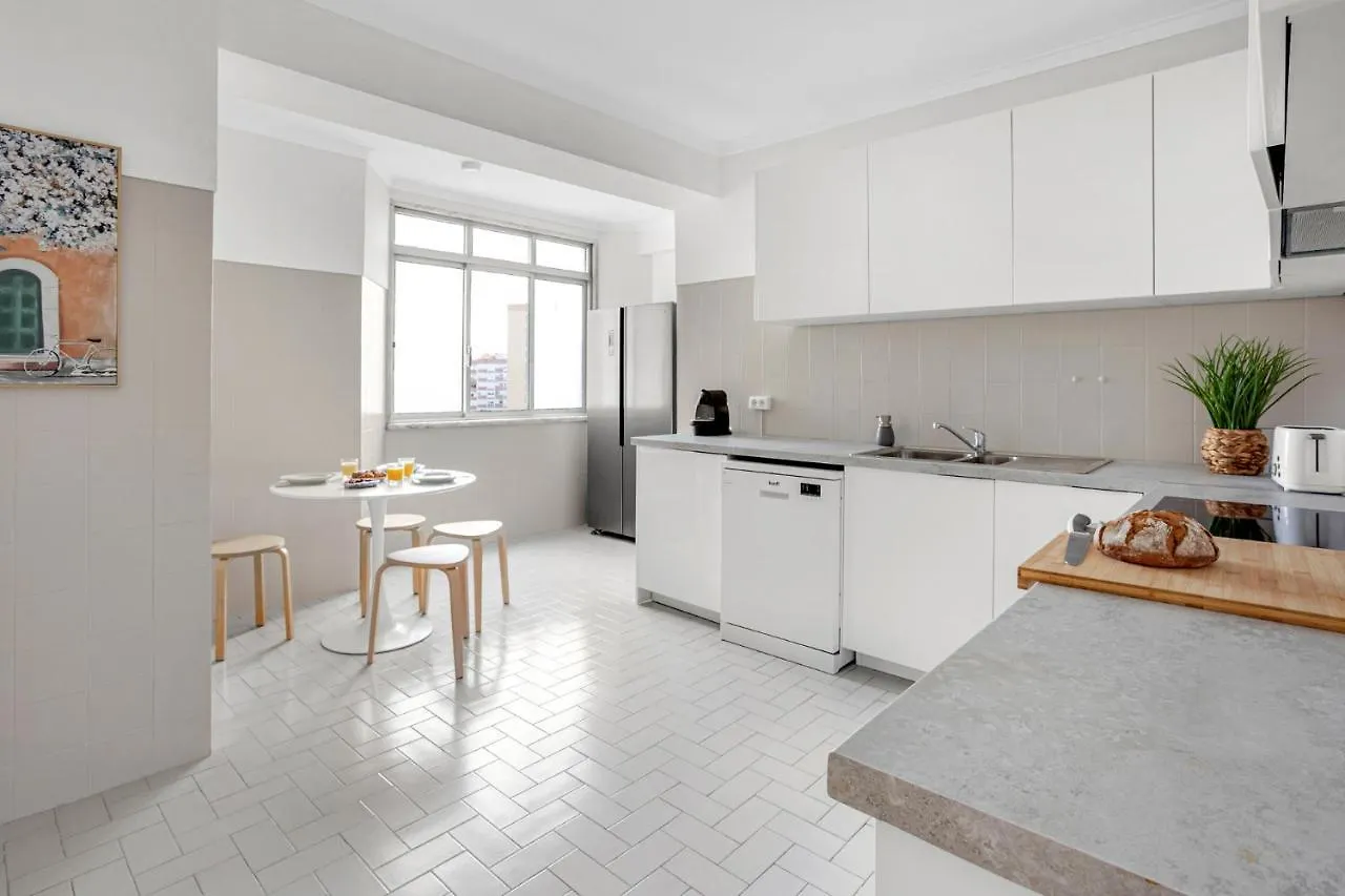 Wonderful Shared Apartment In Alfornelos - Near Metro! Lisboa Gasthof