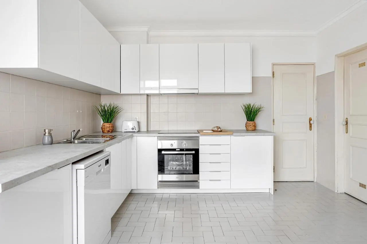 Wonderful Shared Apartment In Alfornelos - Near Metro! Lisboa