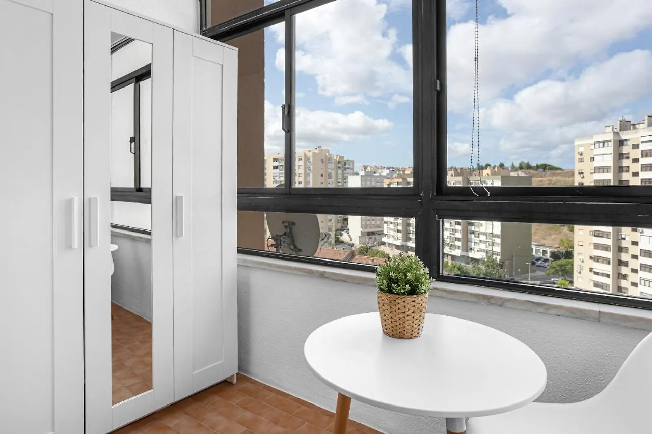 Wonderful Shared Apartment In Alfornelos - Near Metro! Lisboa
